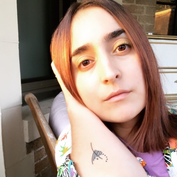 Meet your Posher, Nicole 🦀 - Picture 2 of 3